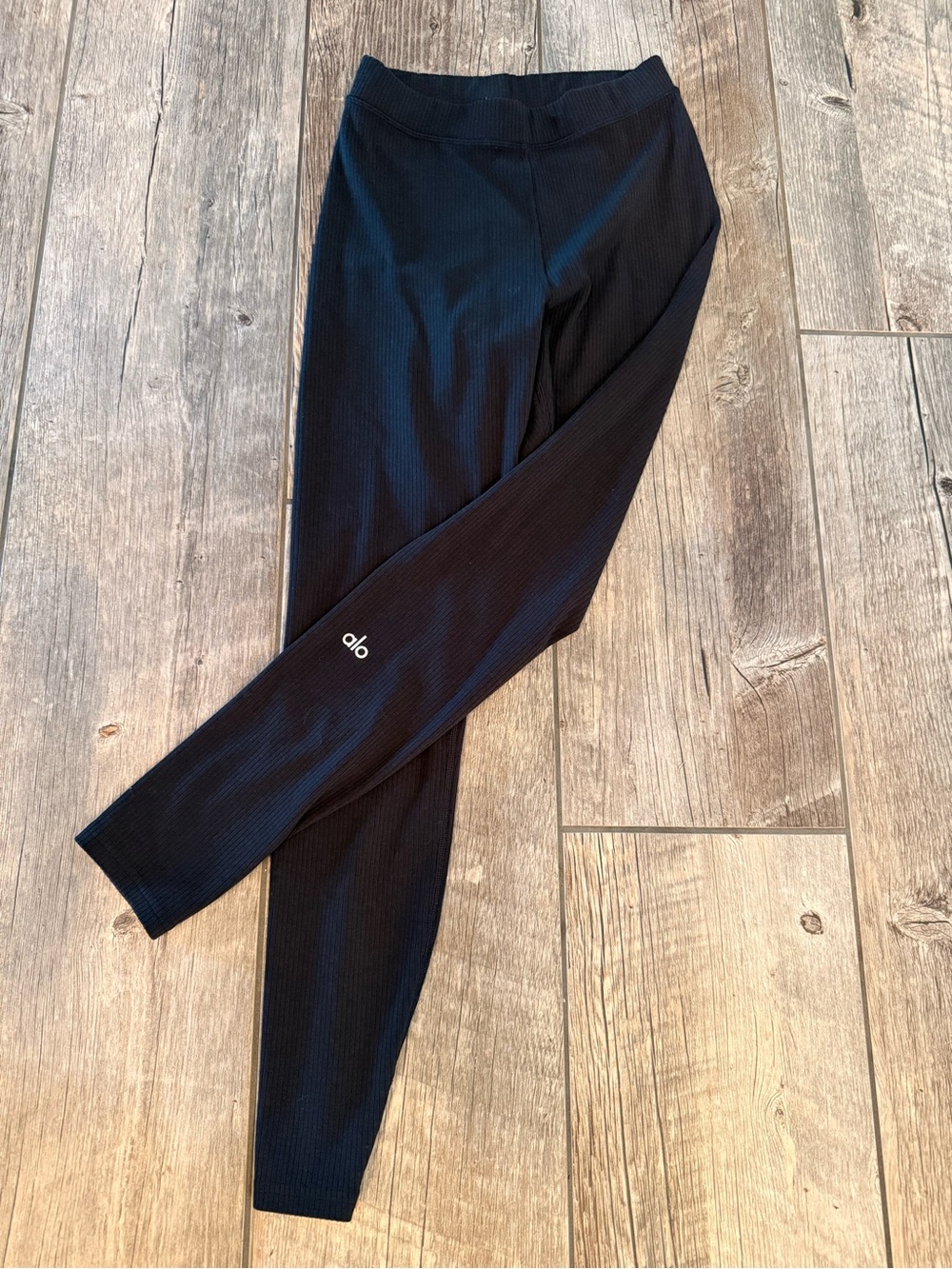 ALO Yoga women’s Black Ribbed Active Leggings. Size small.